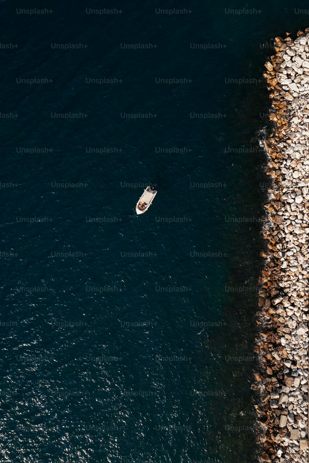 uma vista aérea de um barco na água