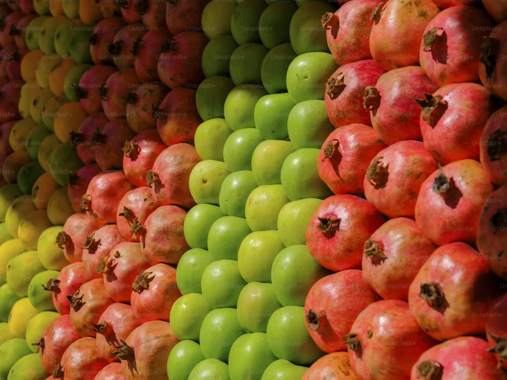 una grande esposizione di mele e altri frutti