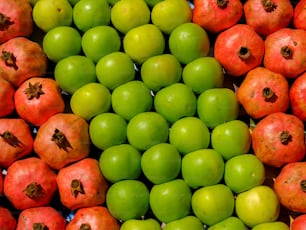 a pile of green and red apples next to each other