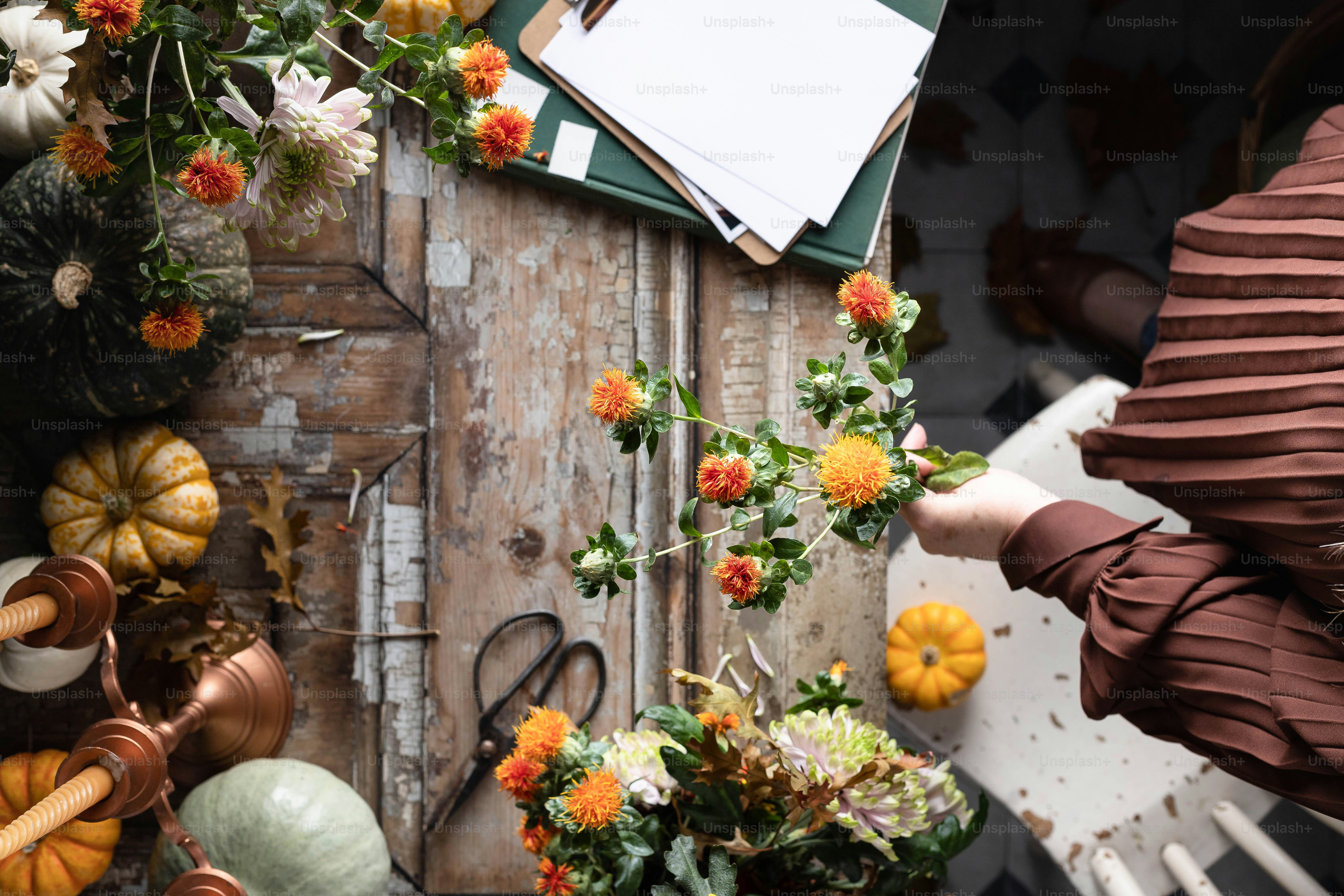 탁자 위에 꽃을 꽂는 사람