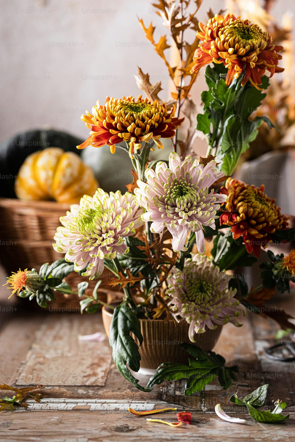 木製のテーブルの上にたくさんの花でいっぱいの花瓶