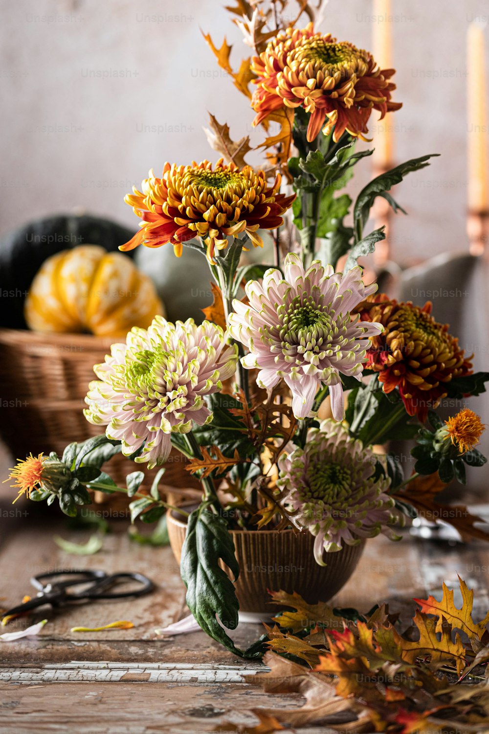 テーブルの上にたくさんの花が詰まった花瓶