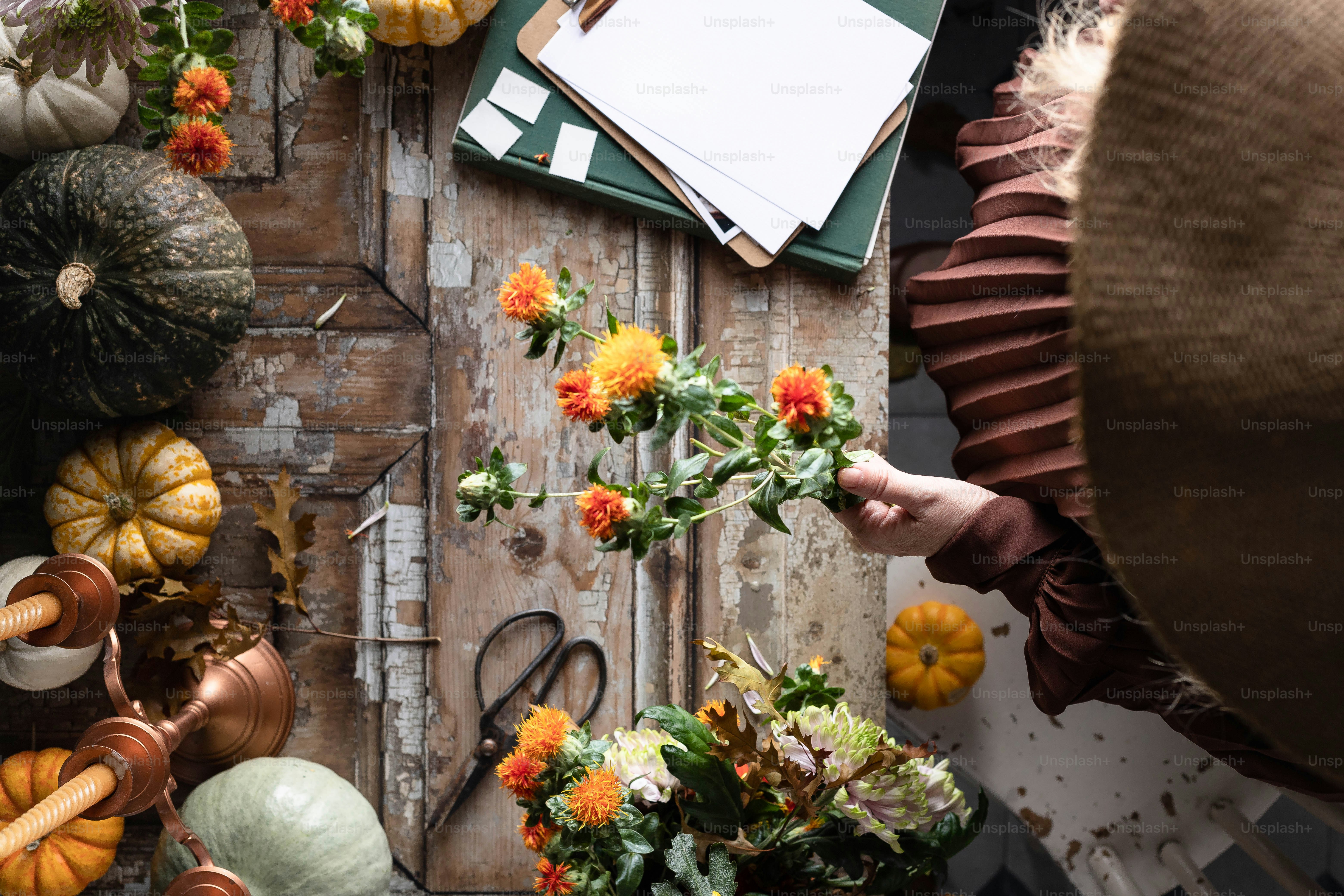 다양한 종류의 꽃을 얹은 테이블