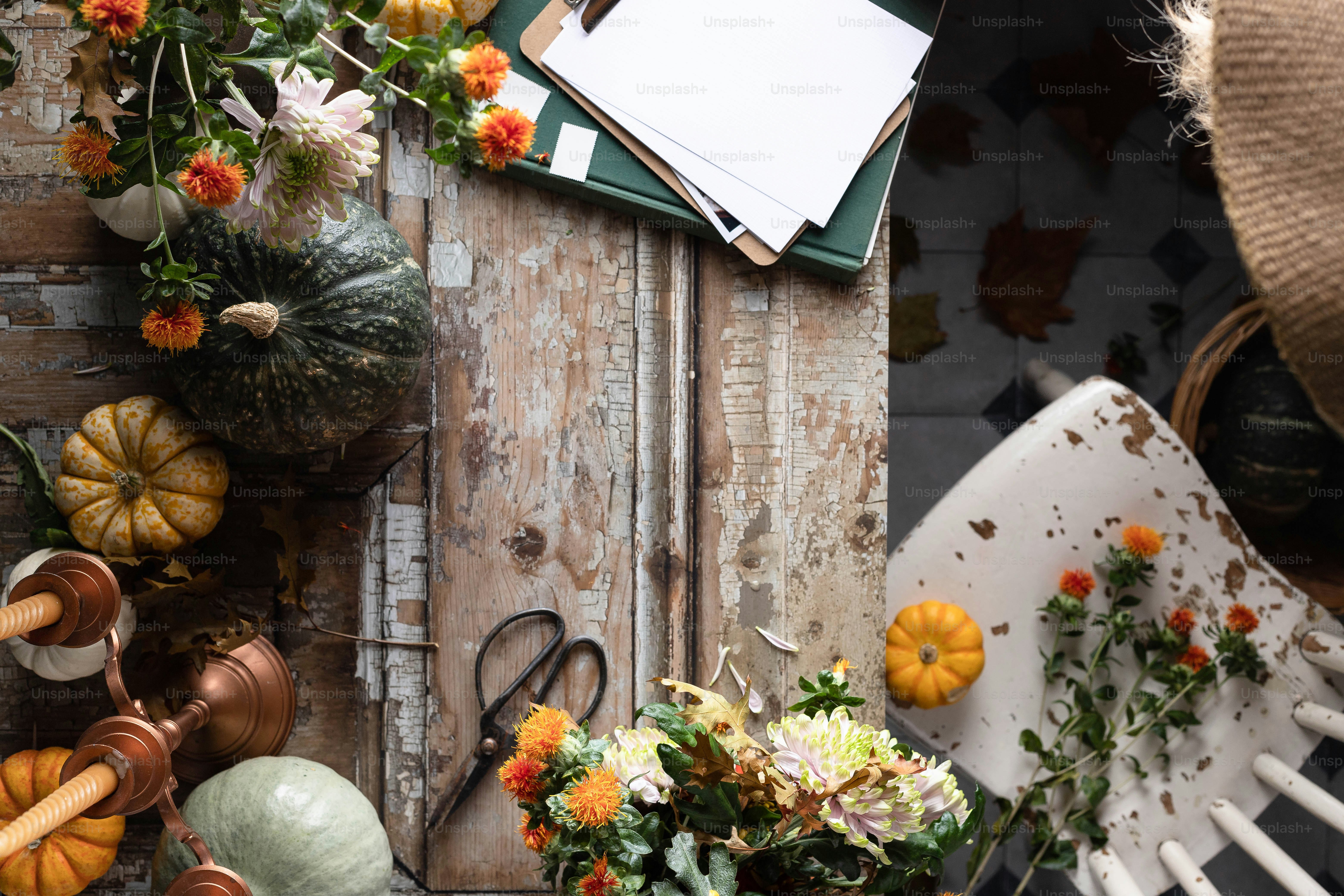 une table surmontée de nombreux types de fleurs
