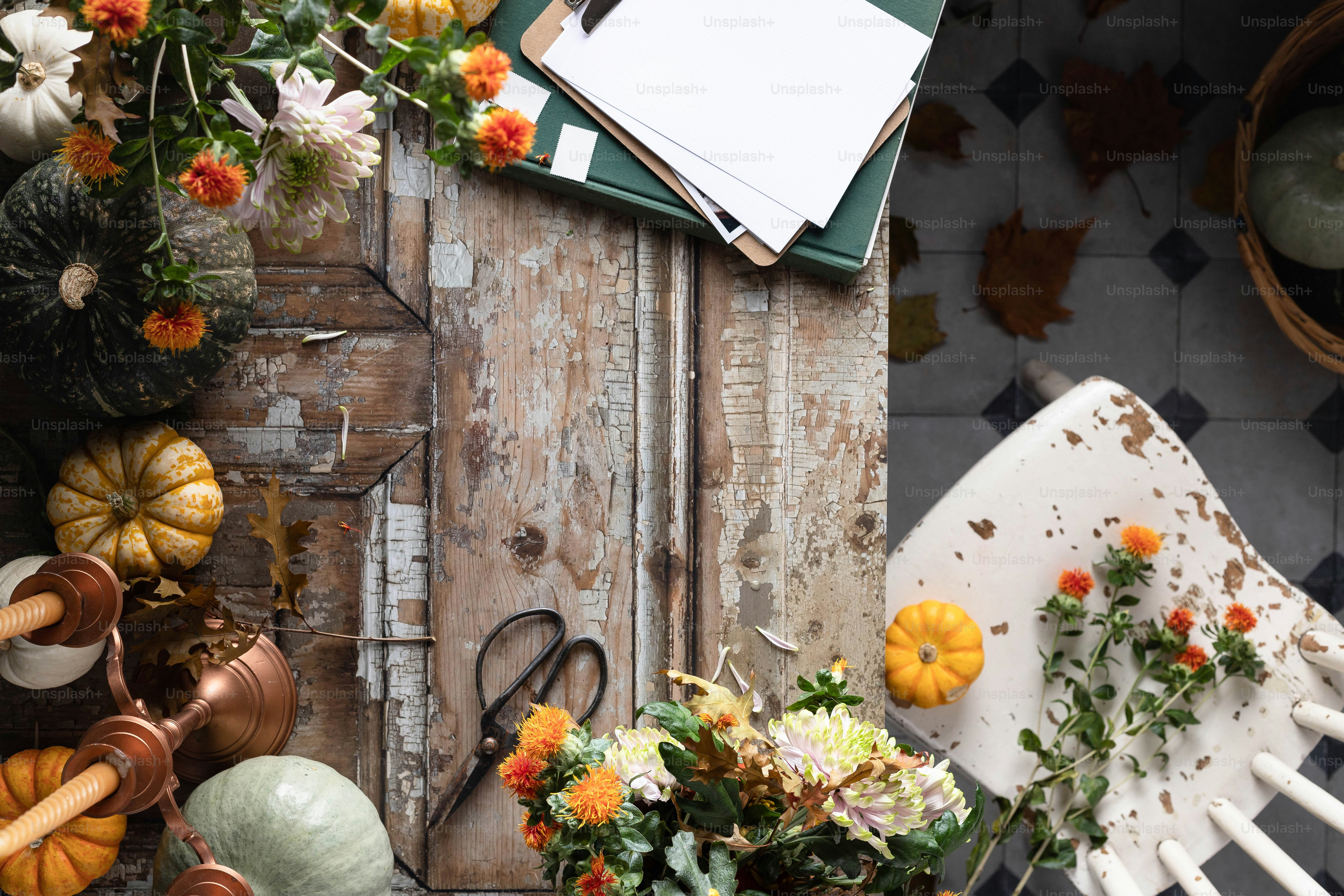 다양한 종류의 꽃을 얹은 테이블