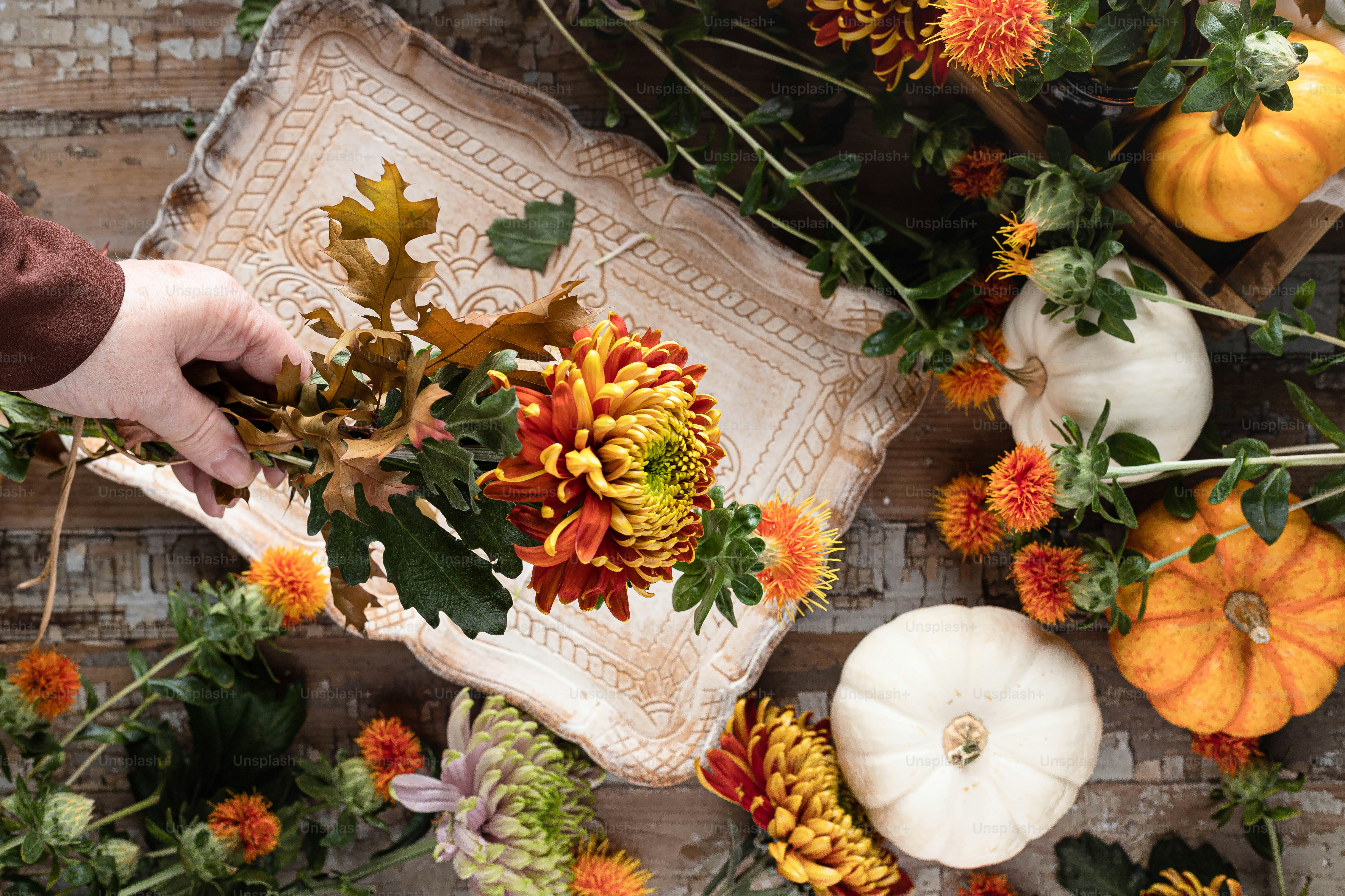 한 사람이 탁자 위에 꽃을 꽂고 있다