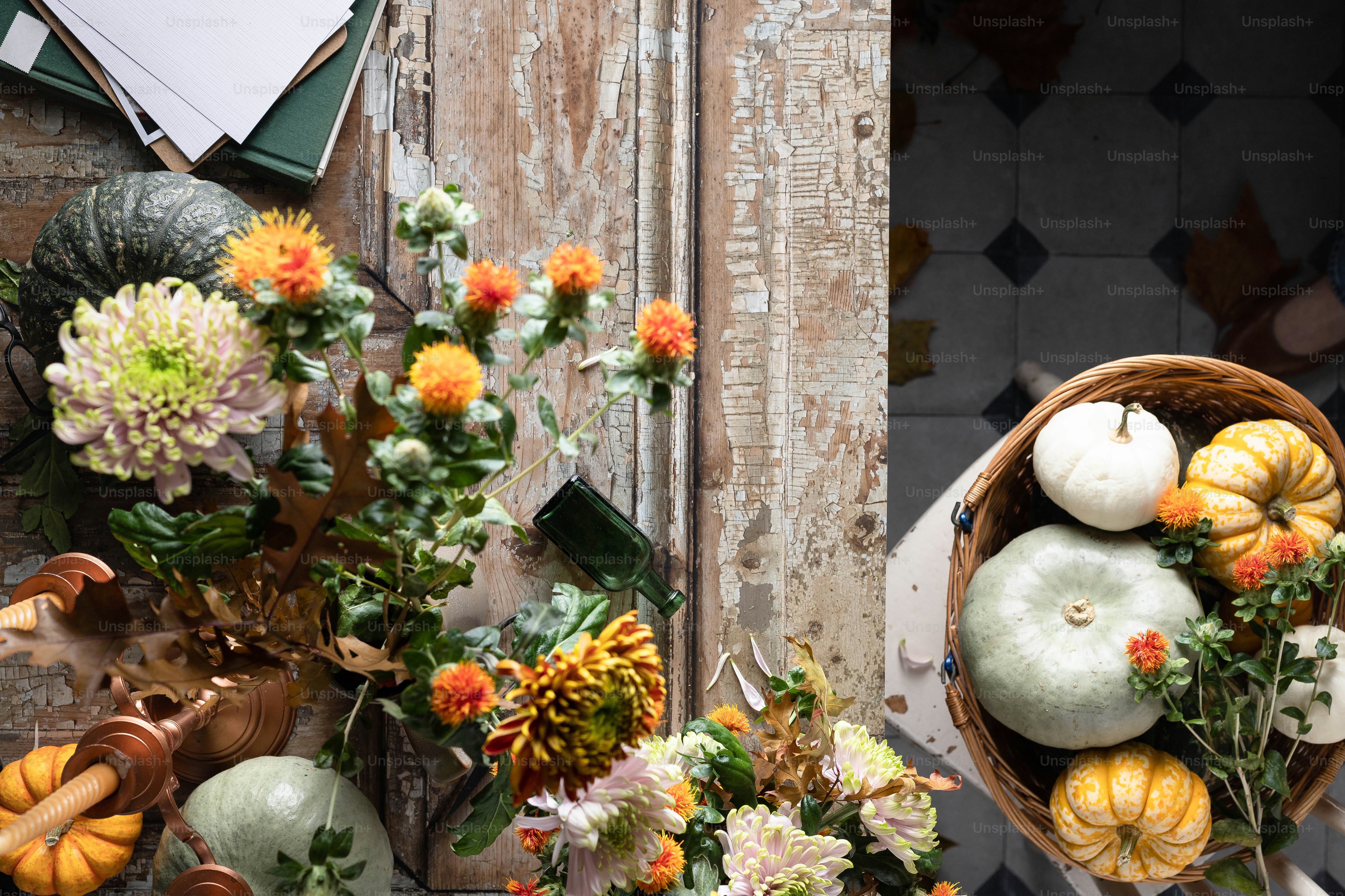 다양한 종류의 꽃으로 가득 찬 바구니