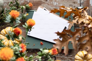 um pedaço de papel sentado em cima de uma pilha de flores