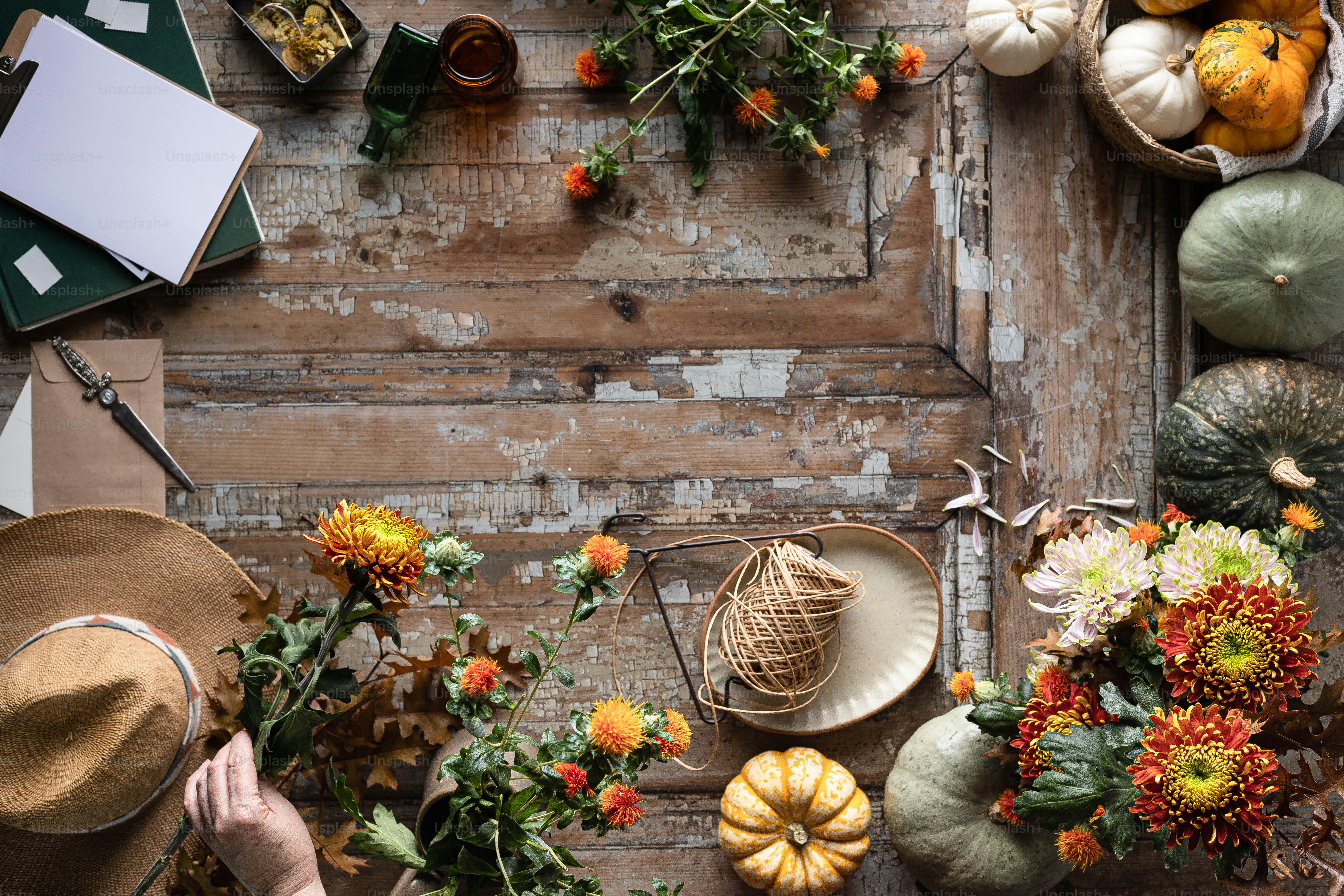 다양한 종류의 꽃을 얹은 나무 테이블