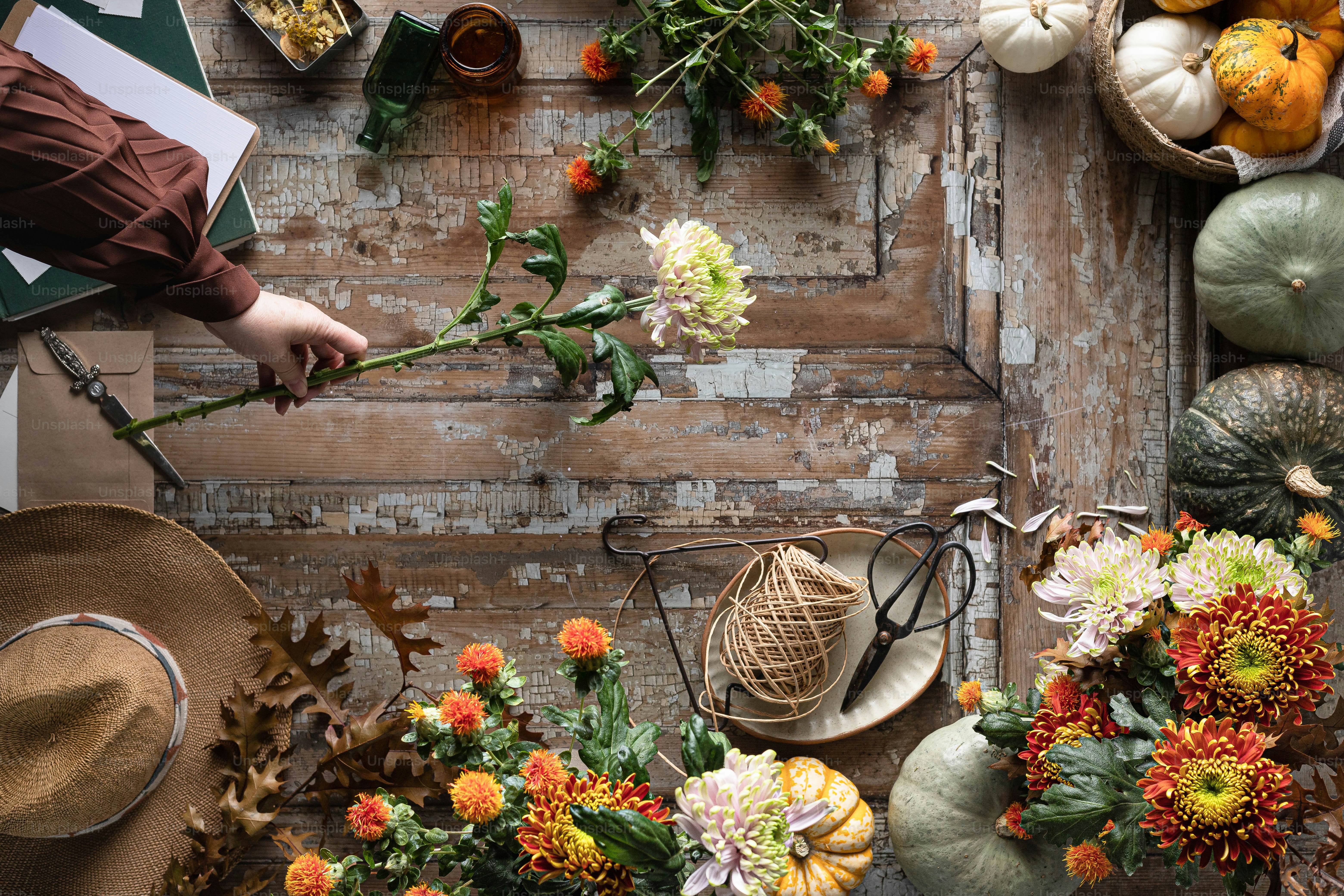 다양한 종류의 꽃을 얹은 테이블