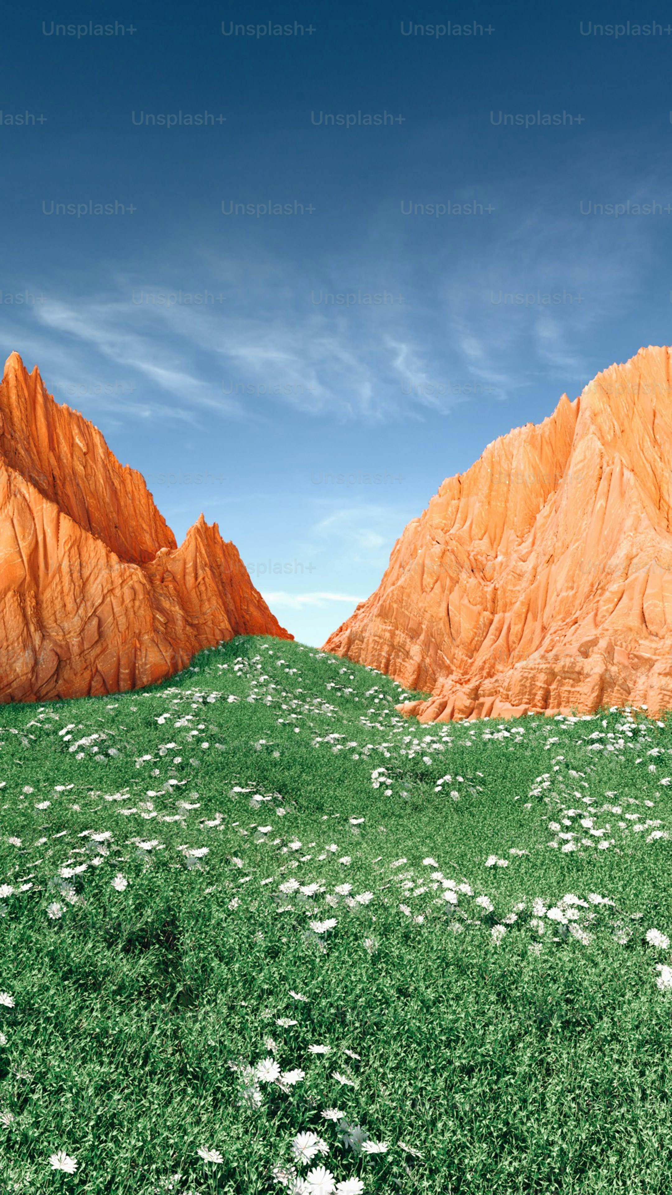 um campo gramado com uma montanha no fundo