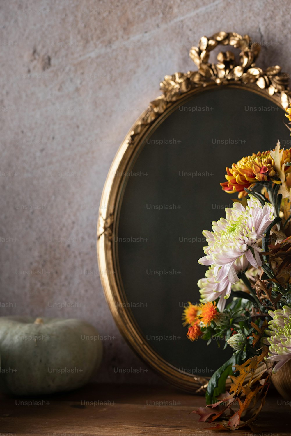 Un ramo de flores sentado frente a un espejo