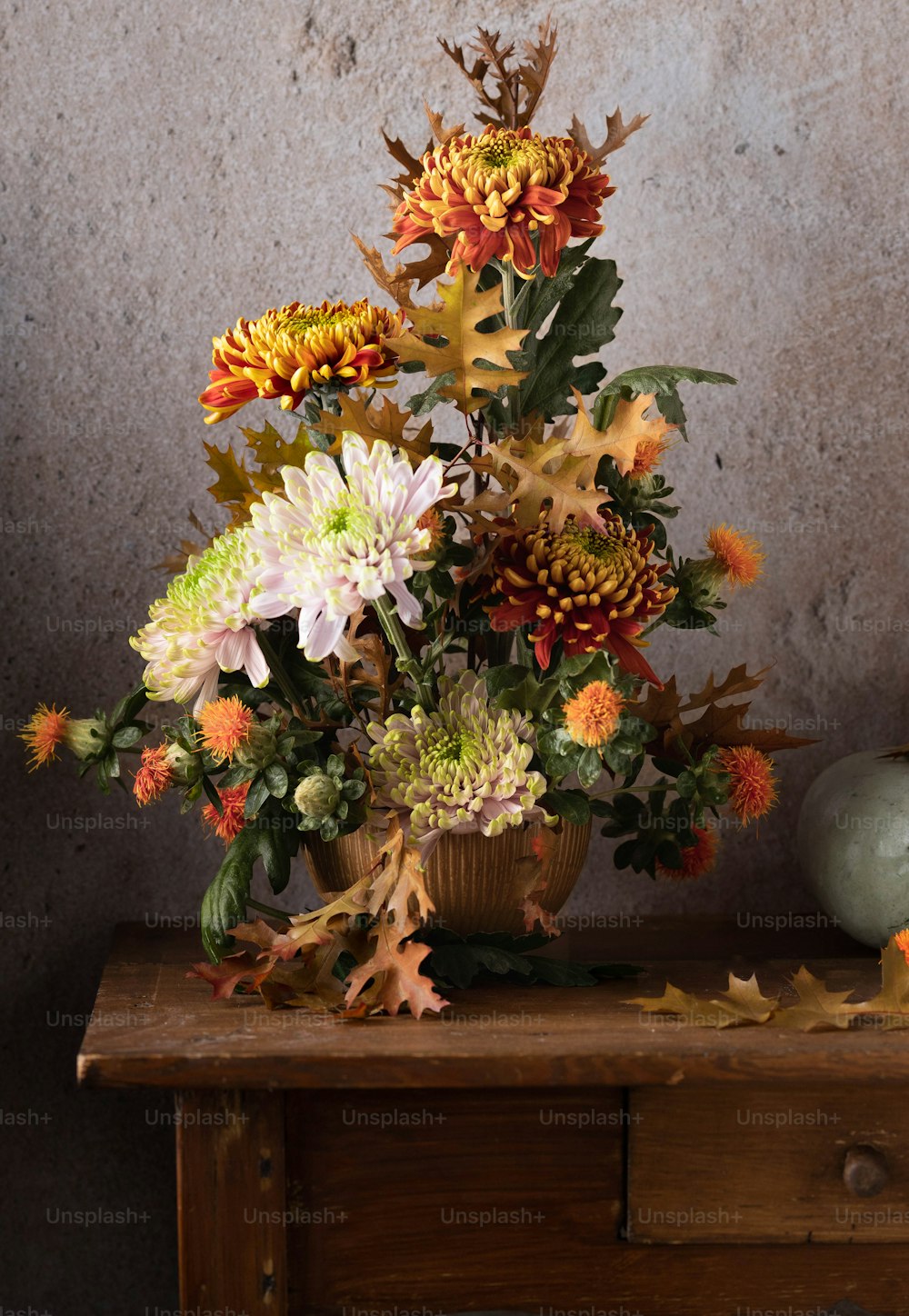 花でいっぱいの花瓶で覆われた木製のテーブル
