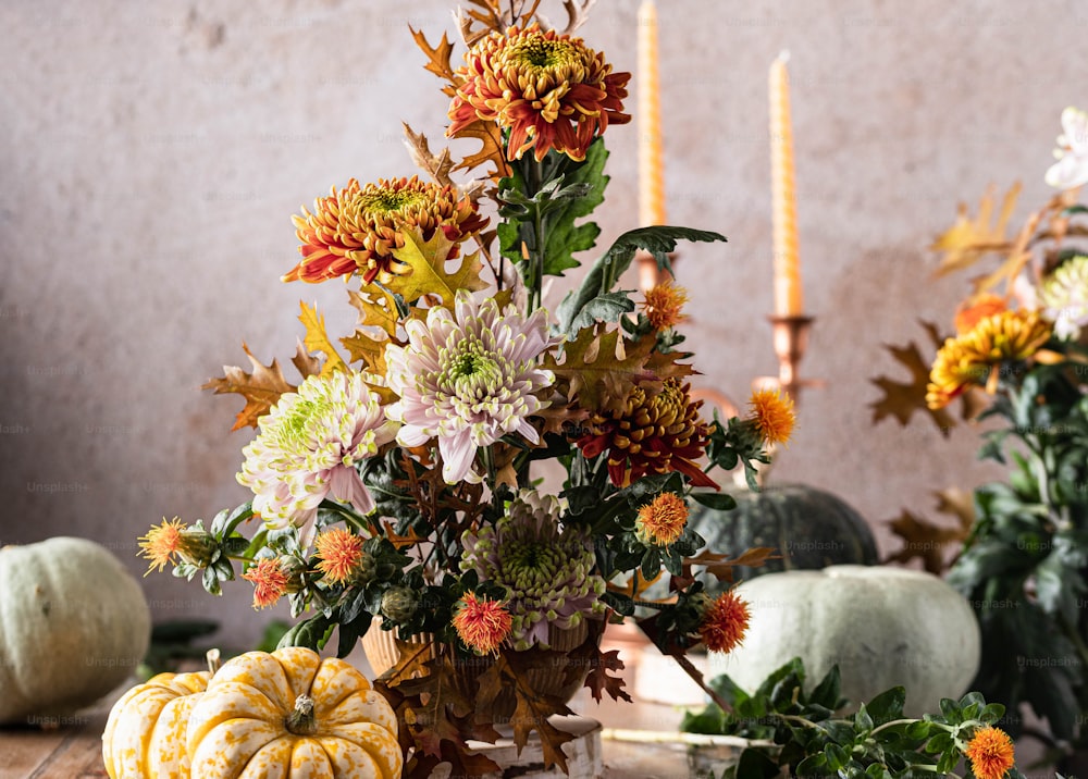 ein Tisch mit einer Vase, die mit vielen Blumen gefüllt ist