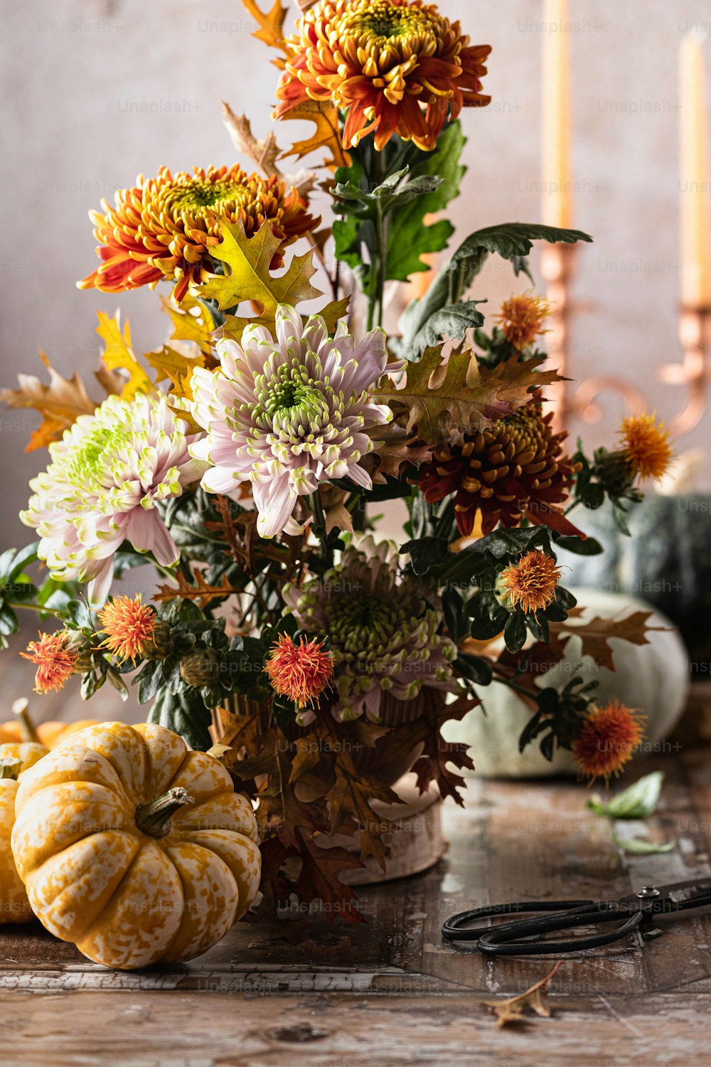 un vaso pieno di molti fiori in cima a un tavolo