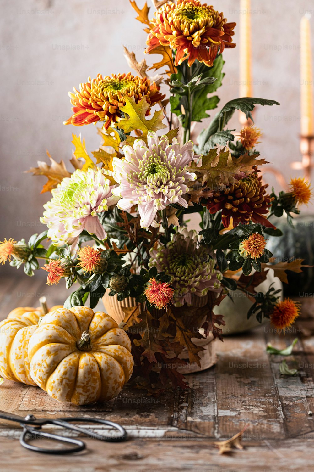 eine Vase gefüllt mit vielen Blumen neben einer Schere