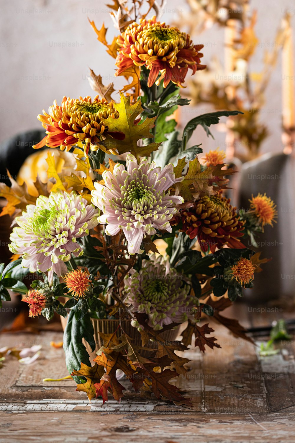un vaso pieno di molti fiori in cima a un tavolo