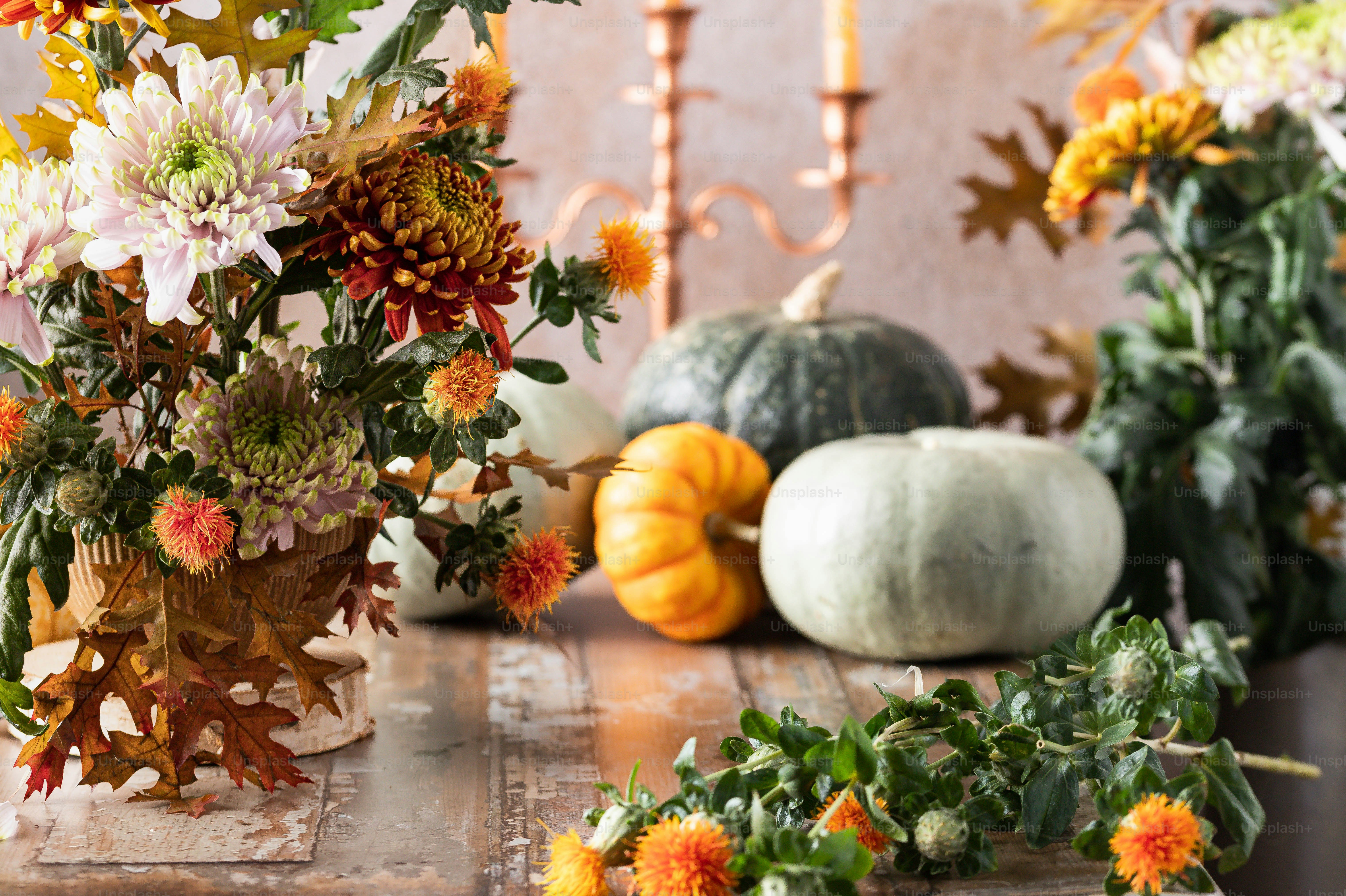 Ein Holztisch mit vielen verschiedenen Arten von Blumen