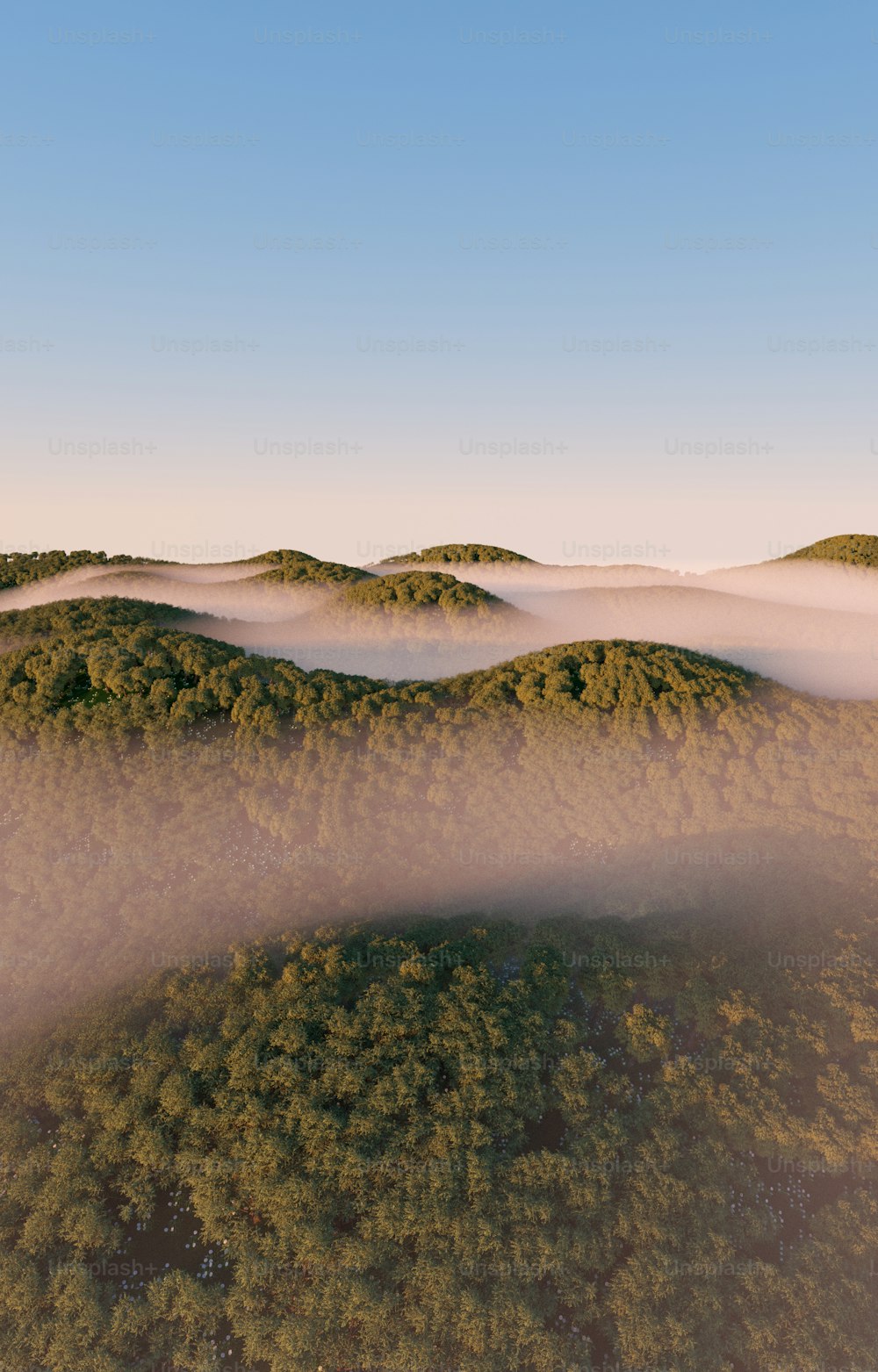 une vue aérienne d’une chaîne de montagnes brumeuse