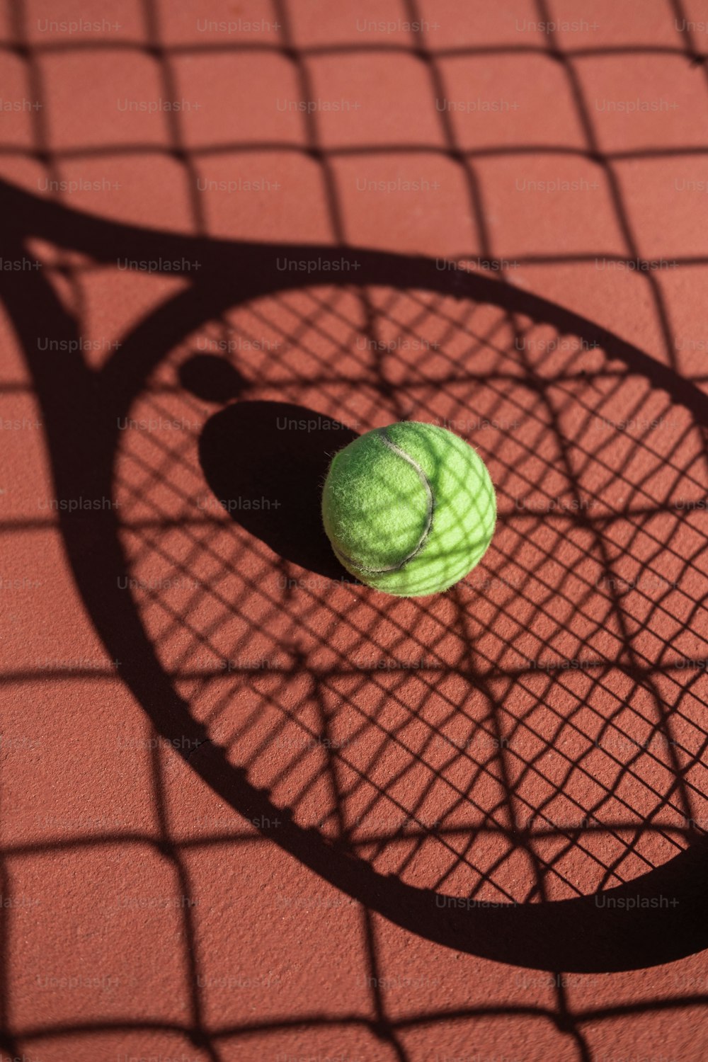 테니스 코트에 있는 테니스 라켓과 테니스 공