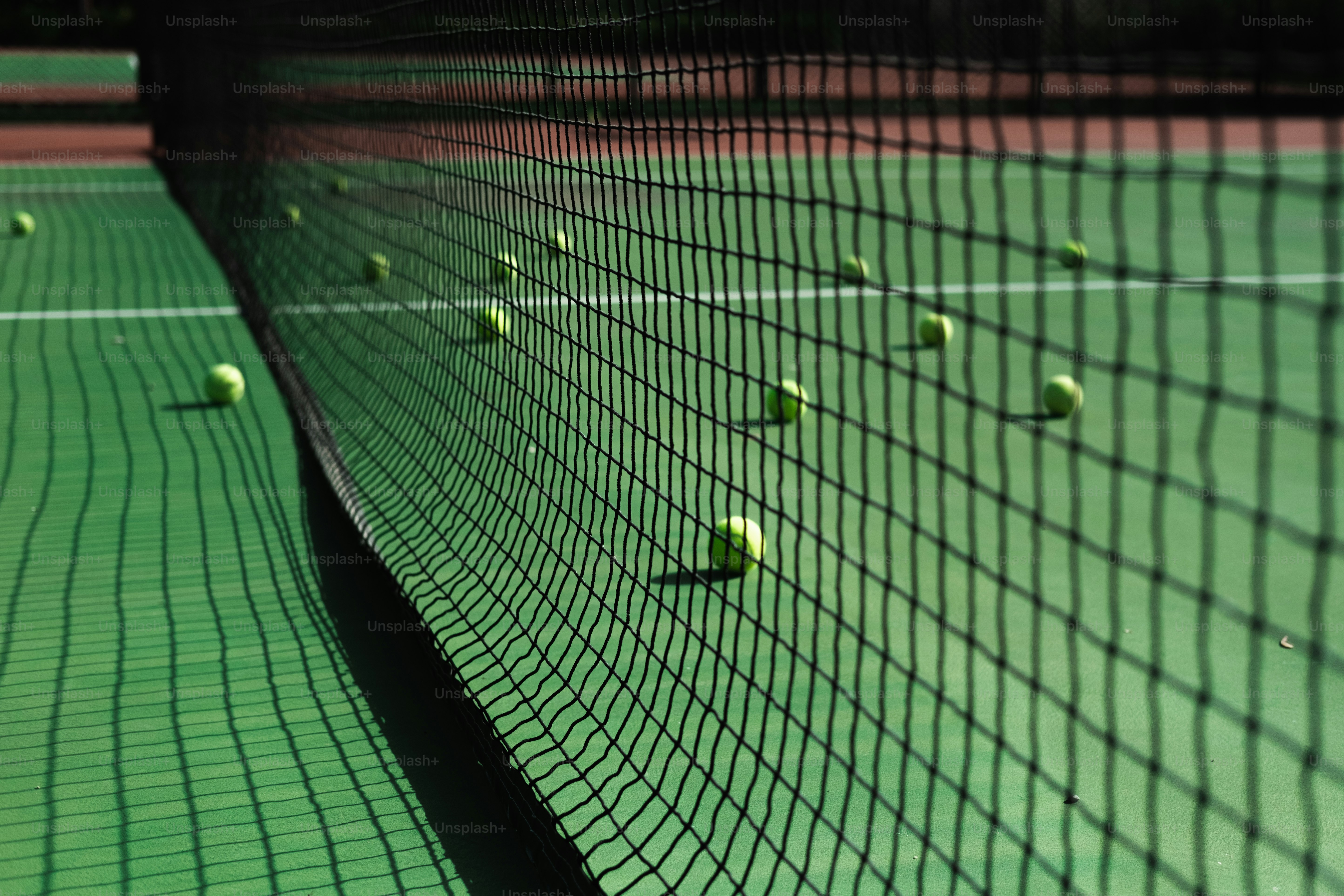 ein Tennisplatz mit mehreren Tennisbällen