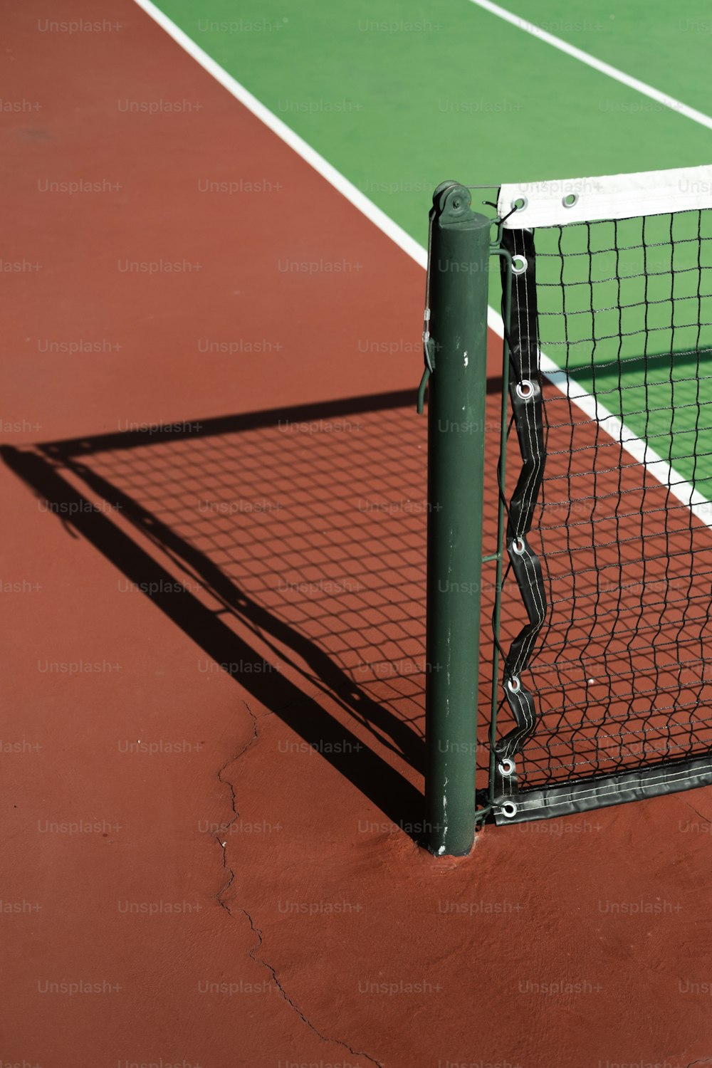 un court de tennis avec un filet au sol