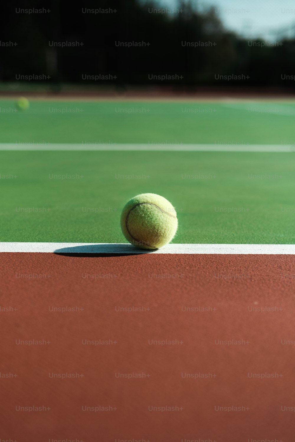 테니스 코트에 앉아 있는 테니스 공