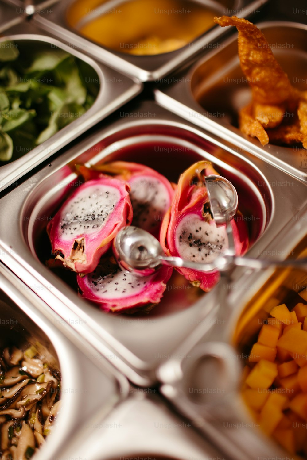 Un primer plano de una bandeja de comida con frutas y verduras