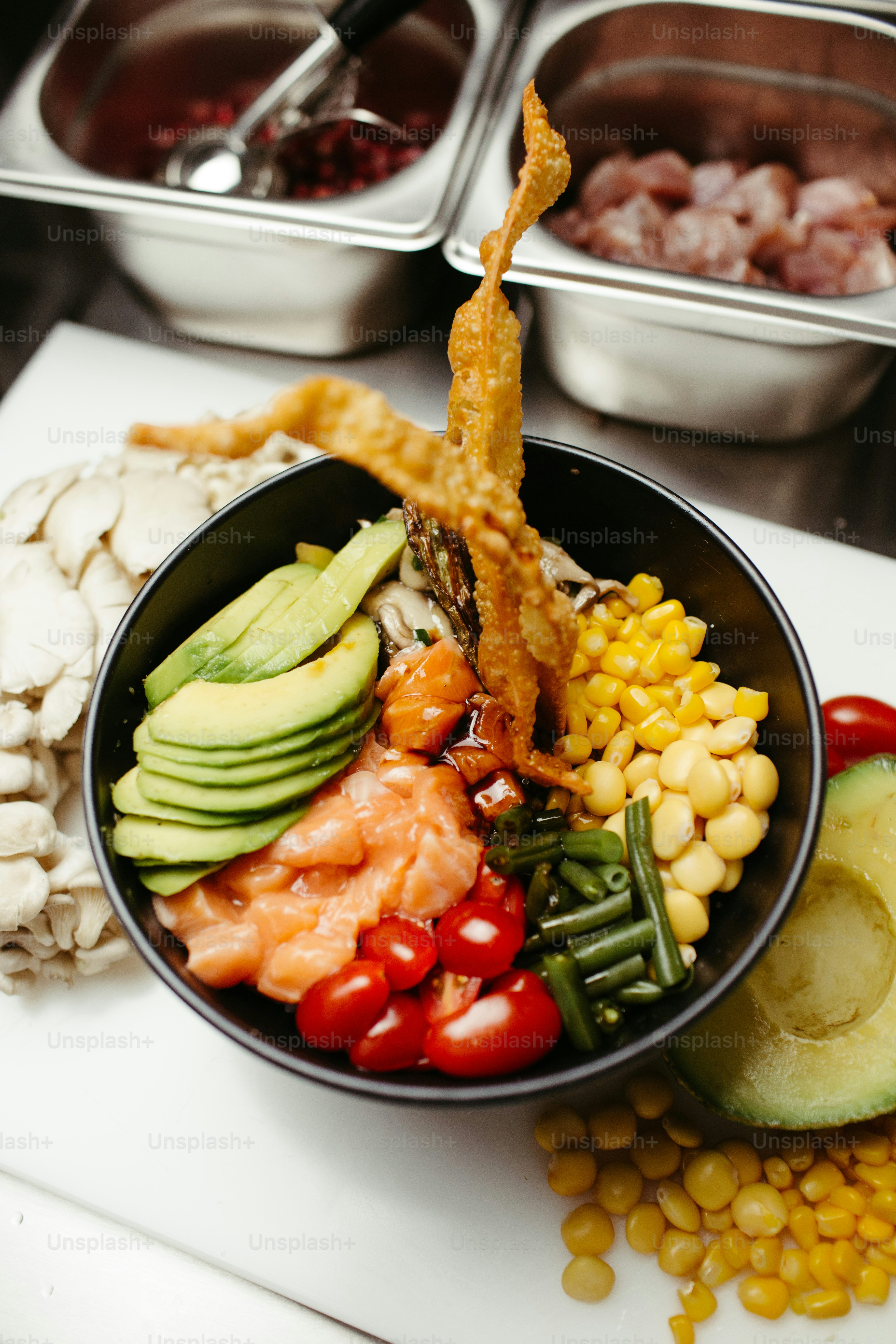 eine Schüssel, die mit verschiedenen Arten von Lebensmitteln gefüllt ist