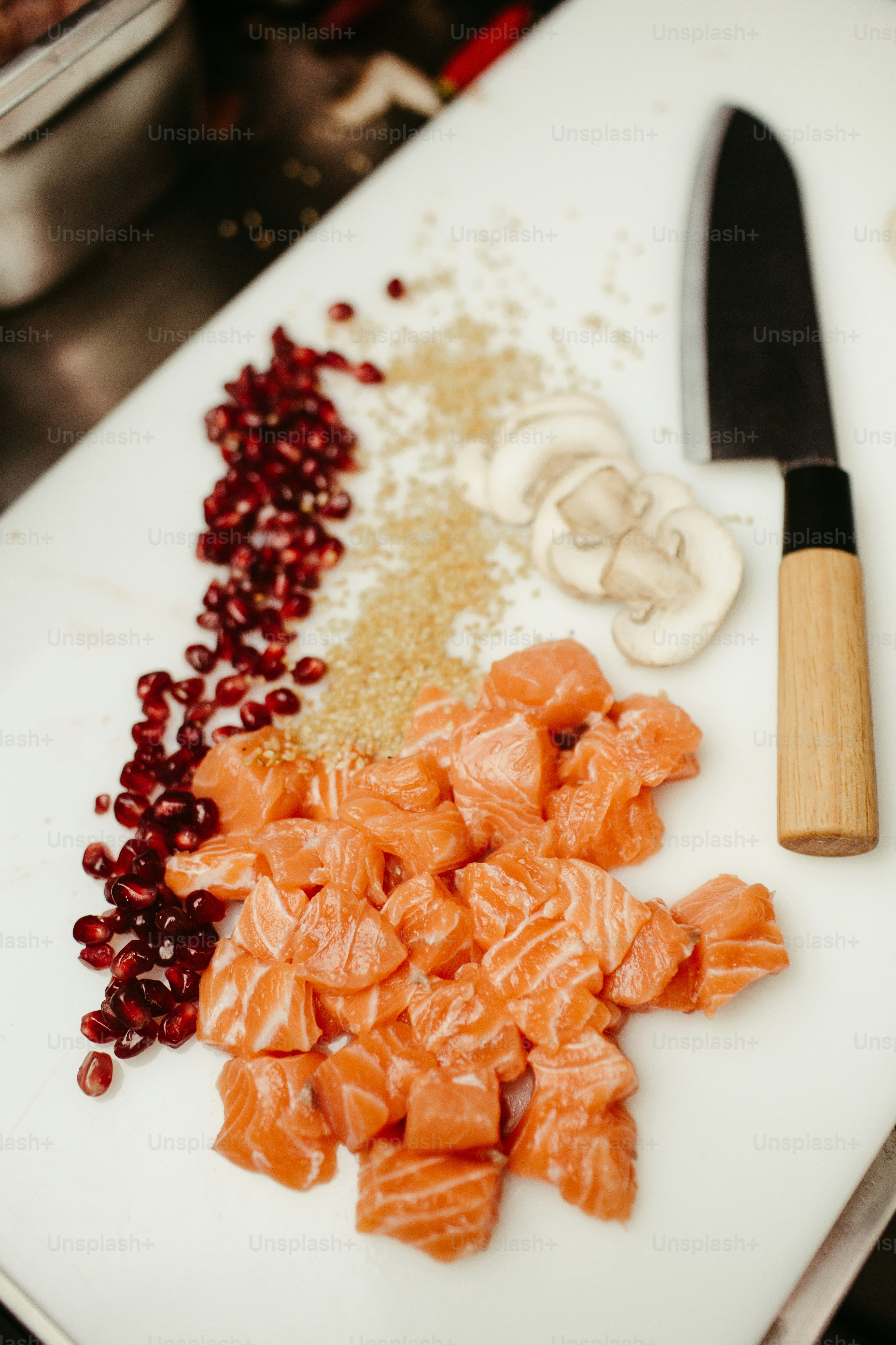 una tabla de cortar con un cuchillo y algo de comida
