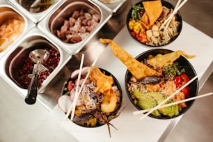 una mesa cubierta con cuencos llenos de diferentes tipos de comida