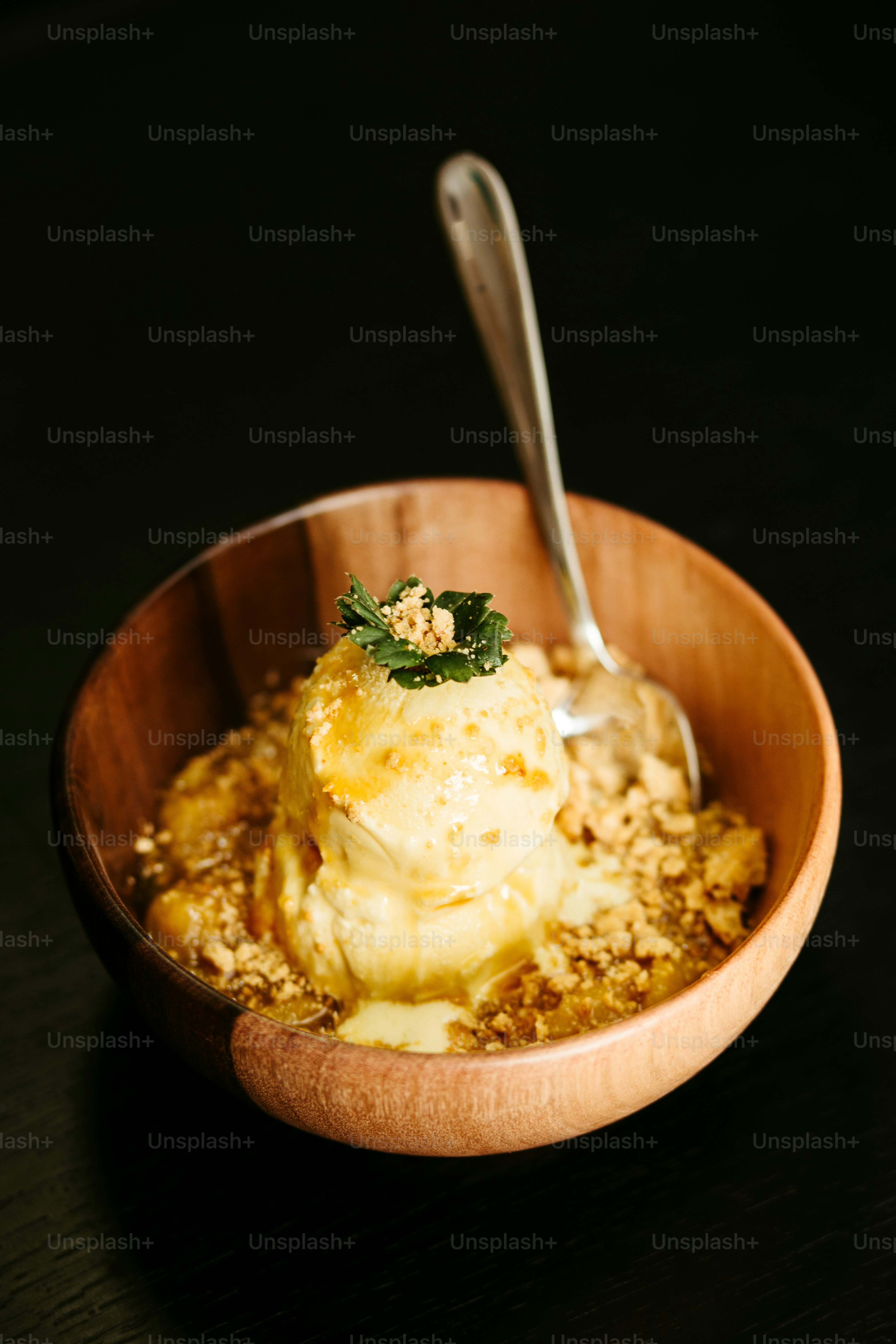 uma tigela de comida com uma colher nela