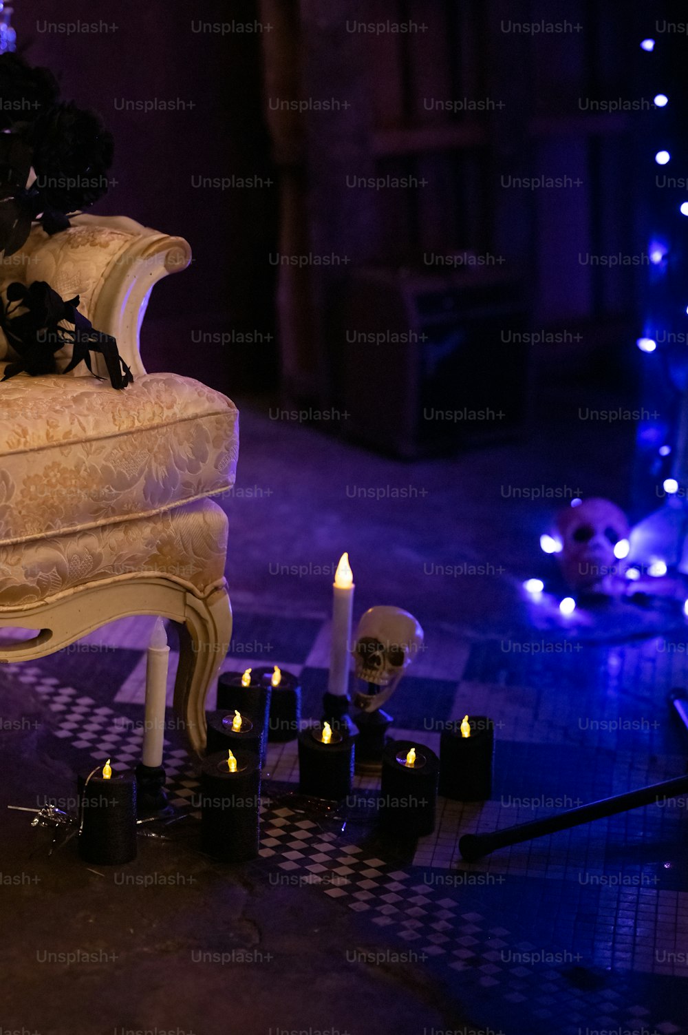 uma cadeira branca com um monte de velas à sua frente