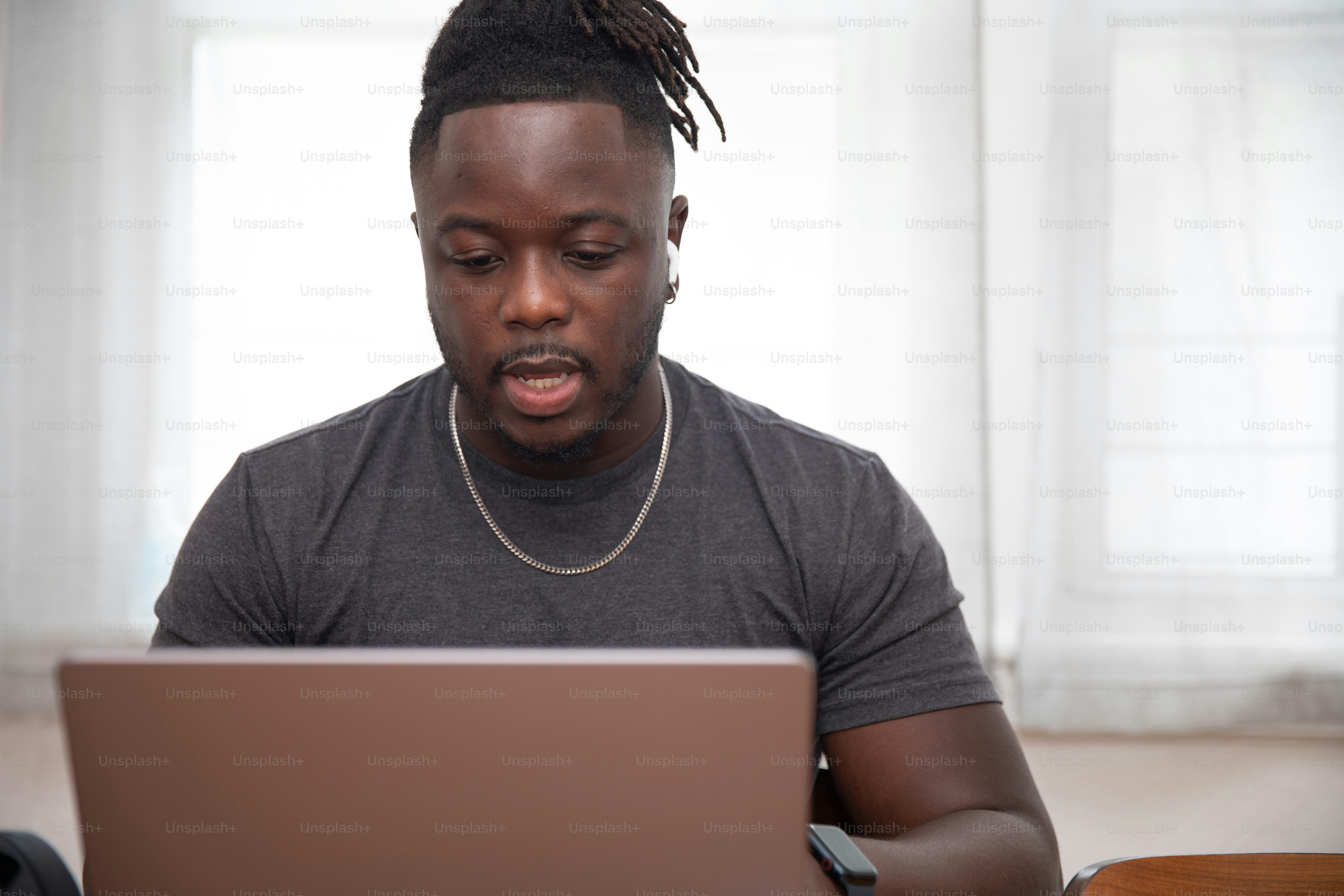 Ein Mann, der vor einem Laptop sitzt