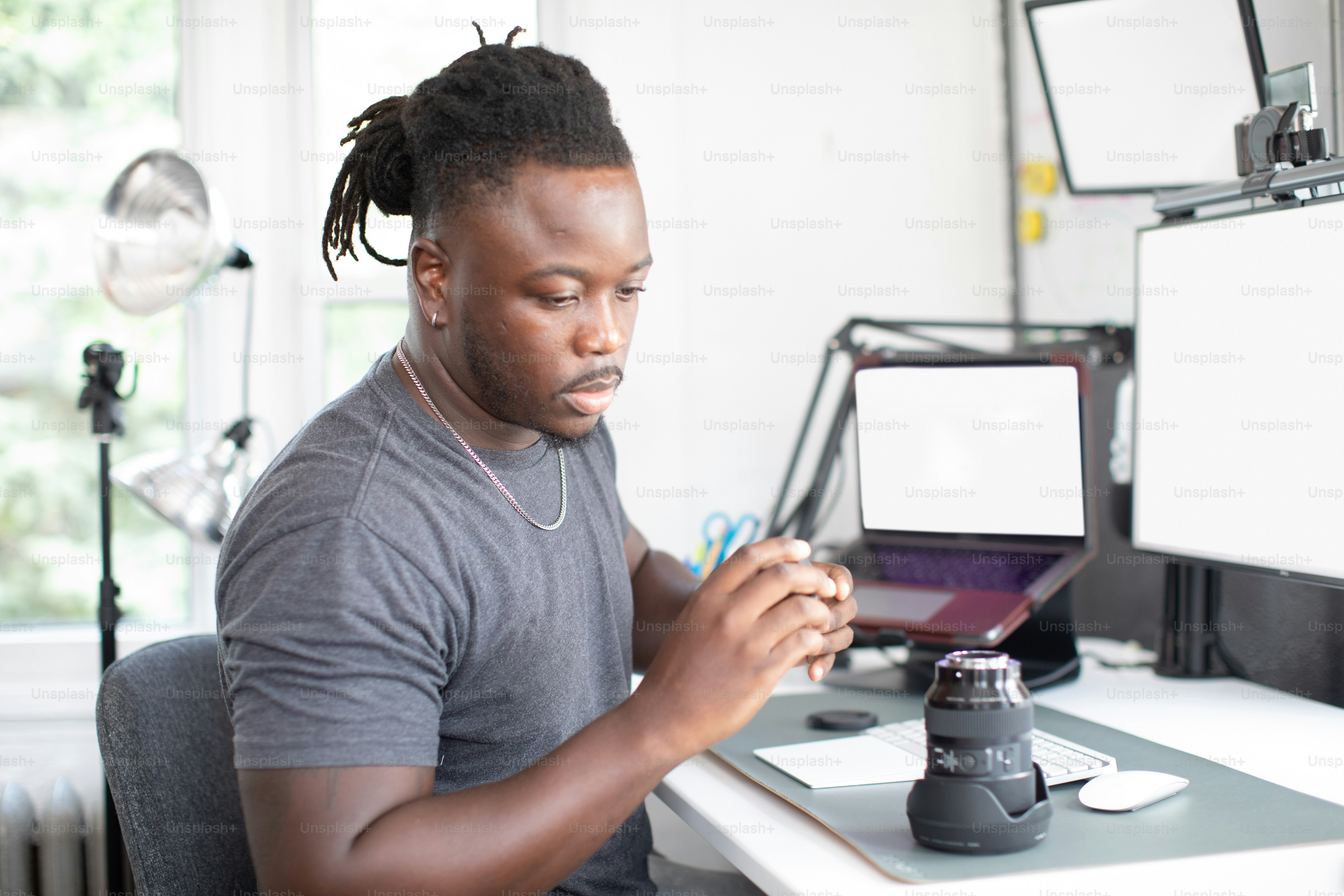 Ein Mann, der an einem Schreibtisch sitzt und einen Laptop benutzt