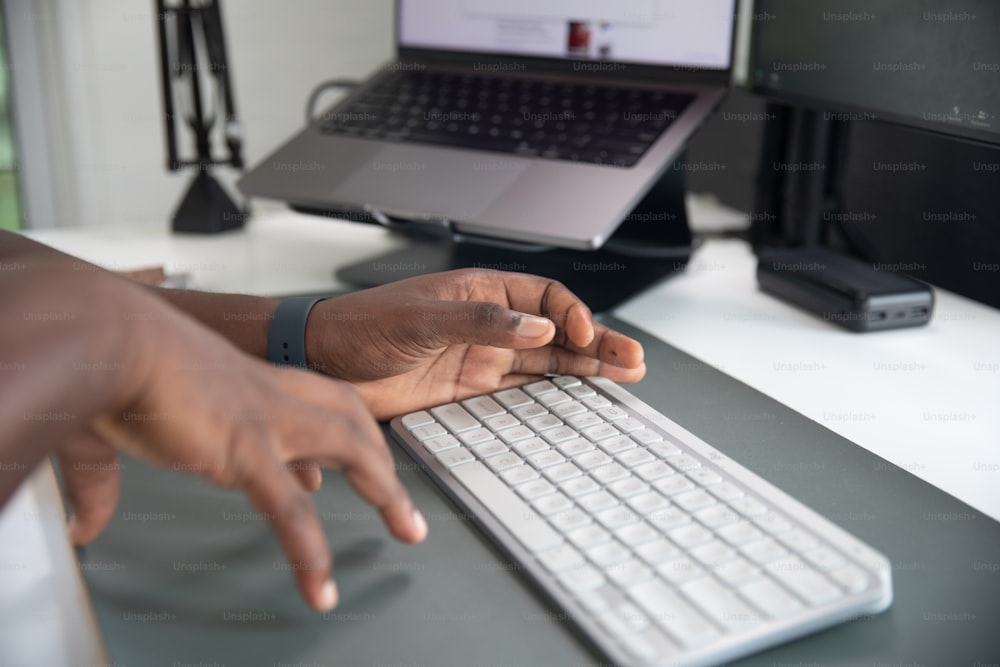 Una persona sta digitando sulla tastiera di un computer