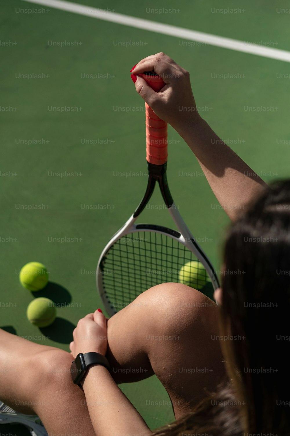 테니스 코트 위에서 테니스 라켓을 들고 있는 여자