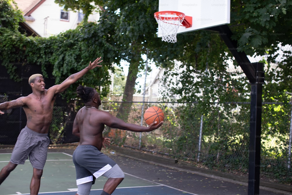 Un par de hombres jugando un partido de baloncesto