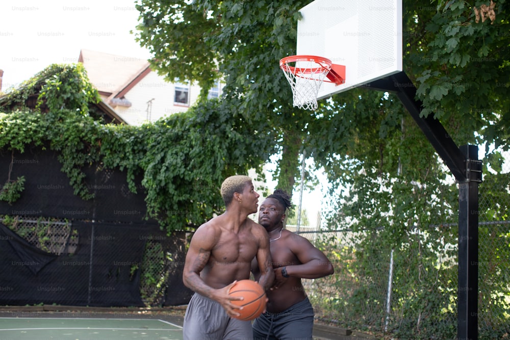 Un par de hombres parados encima de una cancha de baloncesto