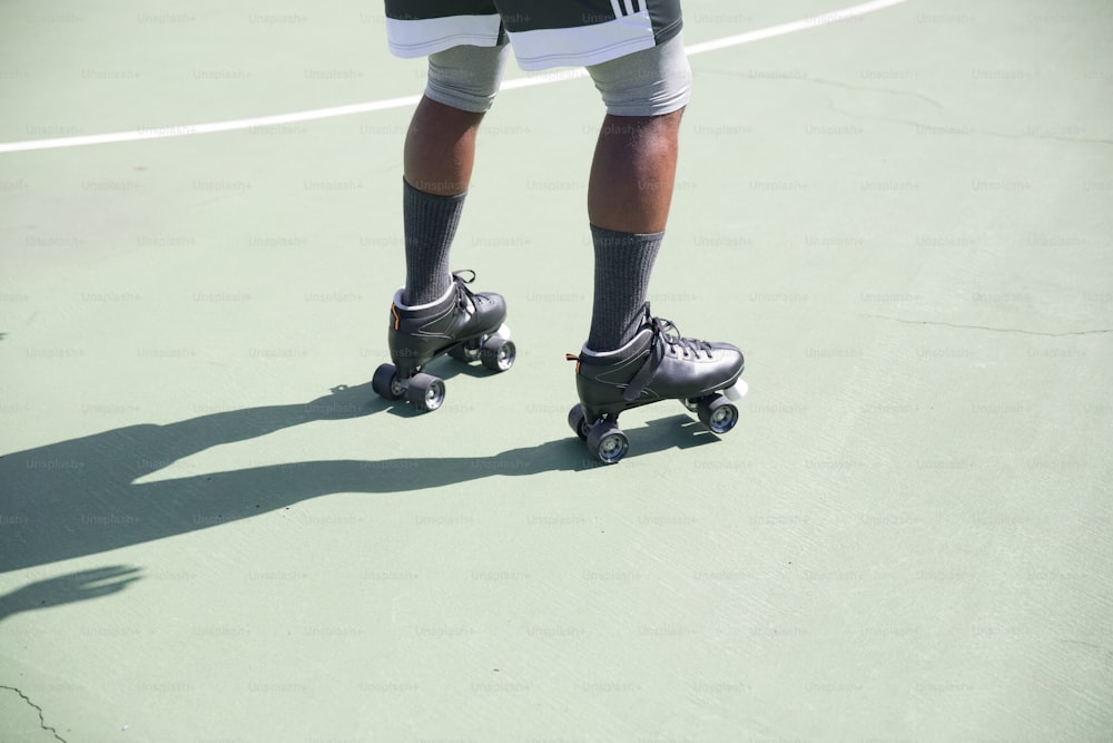 uma pessoa andando de skate em uma quadra de tênis