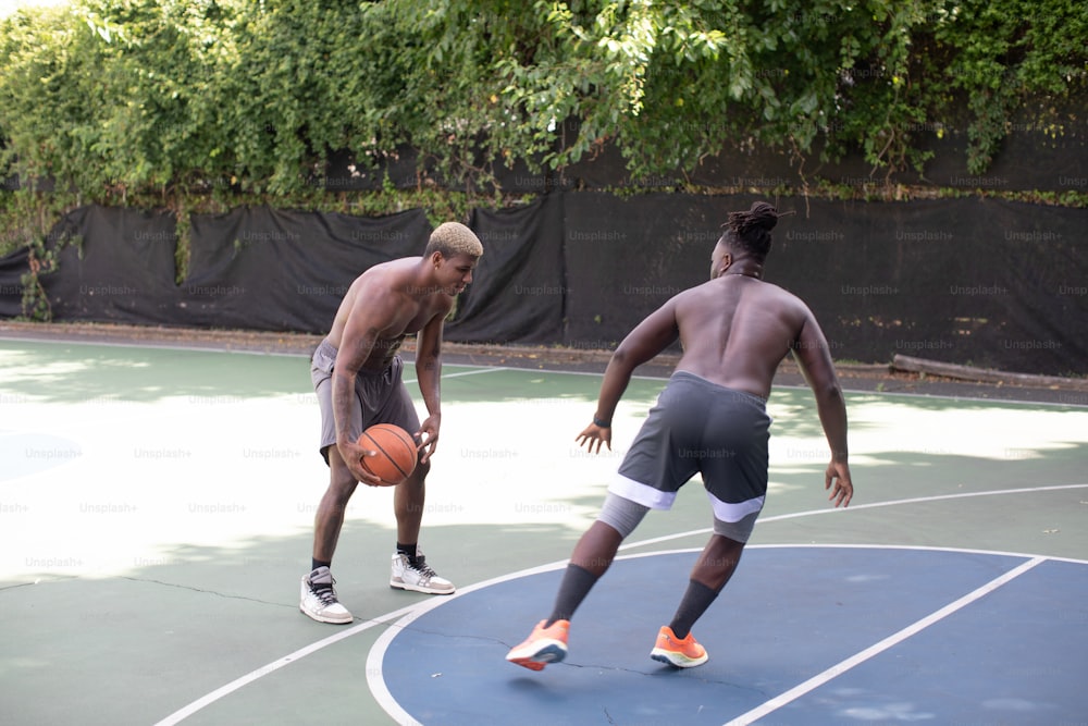 Un couple d’hommes debout sur un terrain de basket