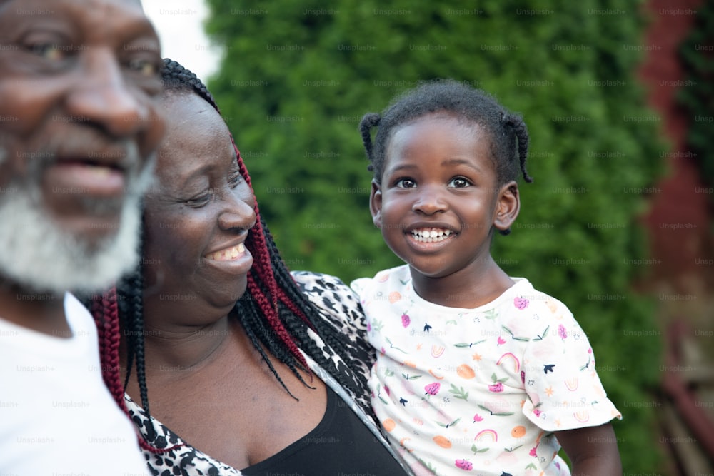 uma mulher e uma criança estão sorrindo para a câmera