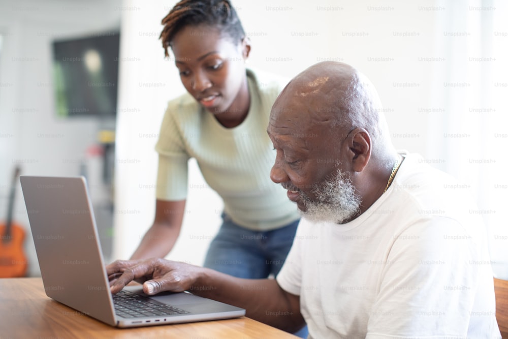 um homem e uma mulher olhando para um laptop
