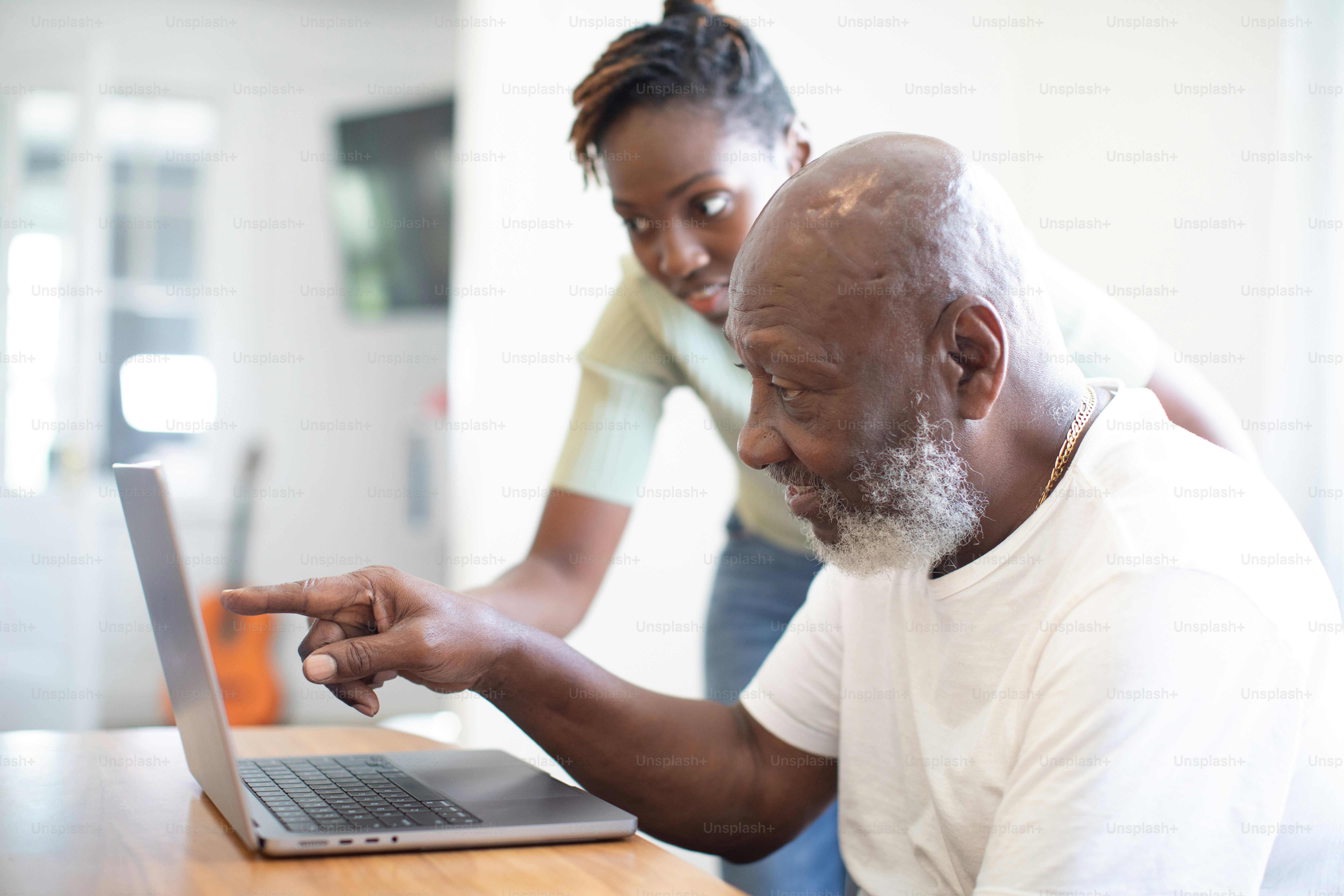 Un hombre y una mujer mirando una computadora portátil