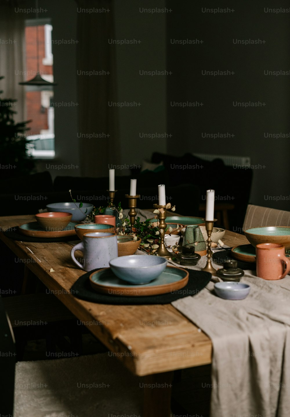 皿とカップで覆われた木製のテーブル