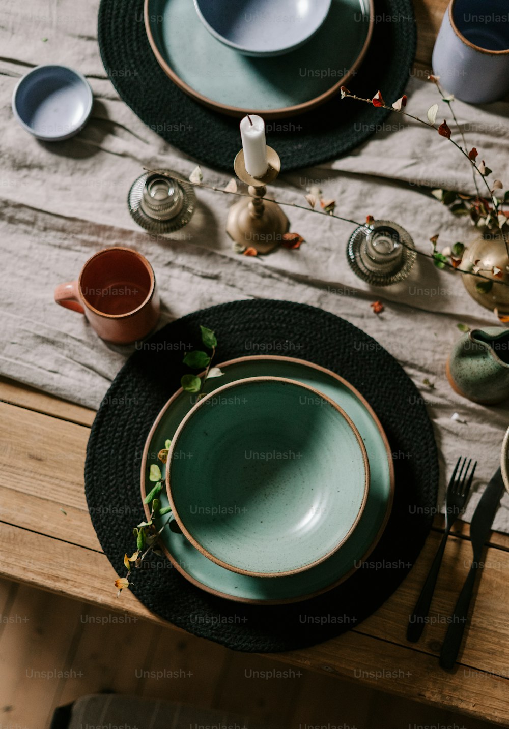 접시, 컵, 식기가 놓인 테이블