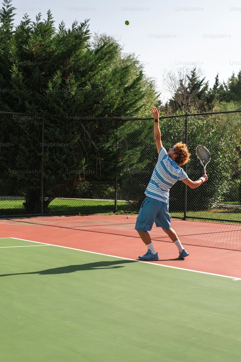 Ein Mann, der einen Tennisschläger auf einem Tennisplatz hält