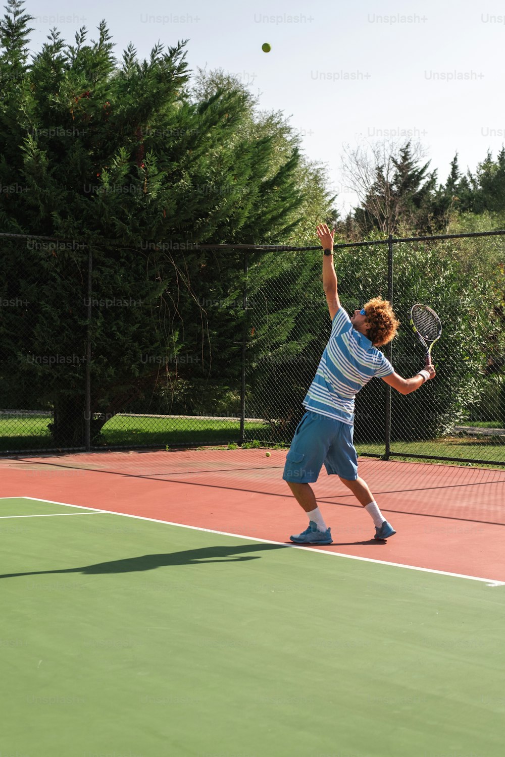 Un homme tenant une raquette de tennis sur un court de tennis
