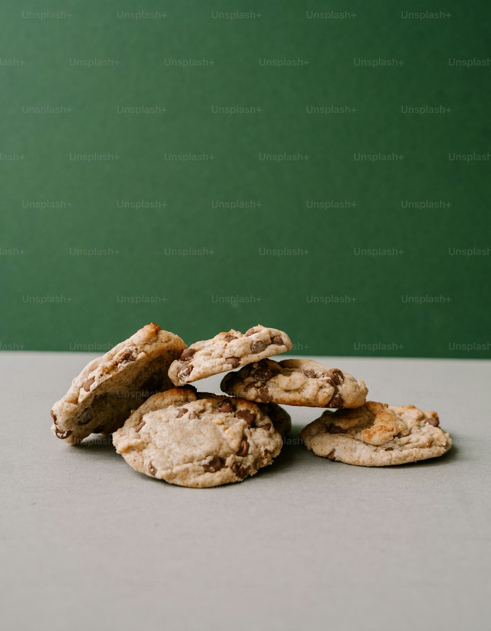 une pile de biscuits posée sur une table