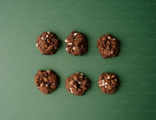 um grupo de biscoitos sentados em cima de uma mesa verde